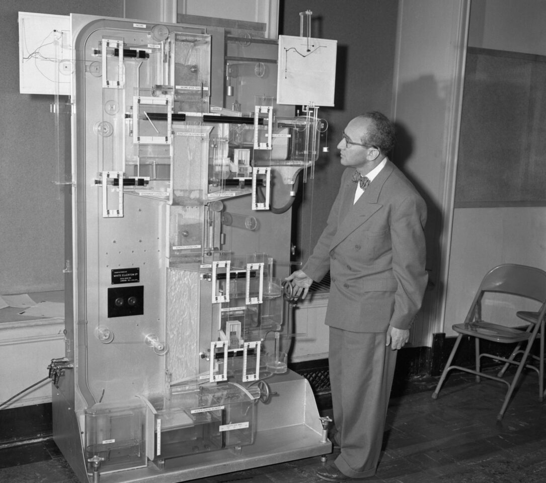 Abba Lerner presents a machine to demonstrate government economics
