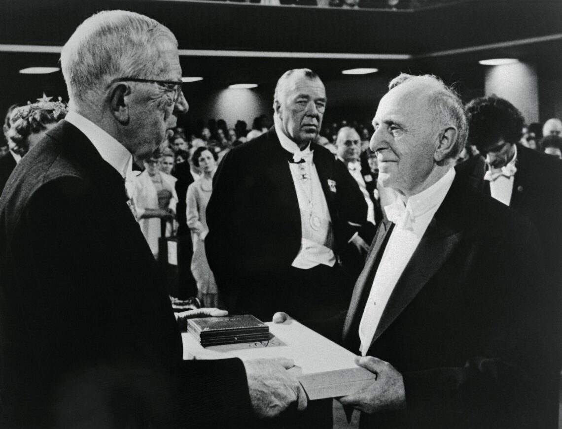 Simon Kuznets receives the Nobel Prize in Economics in 1971