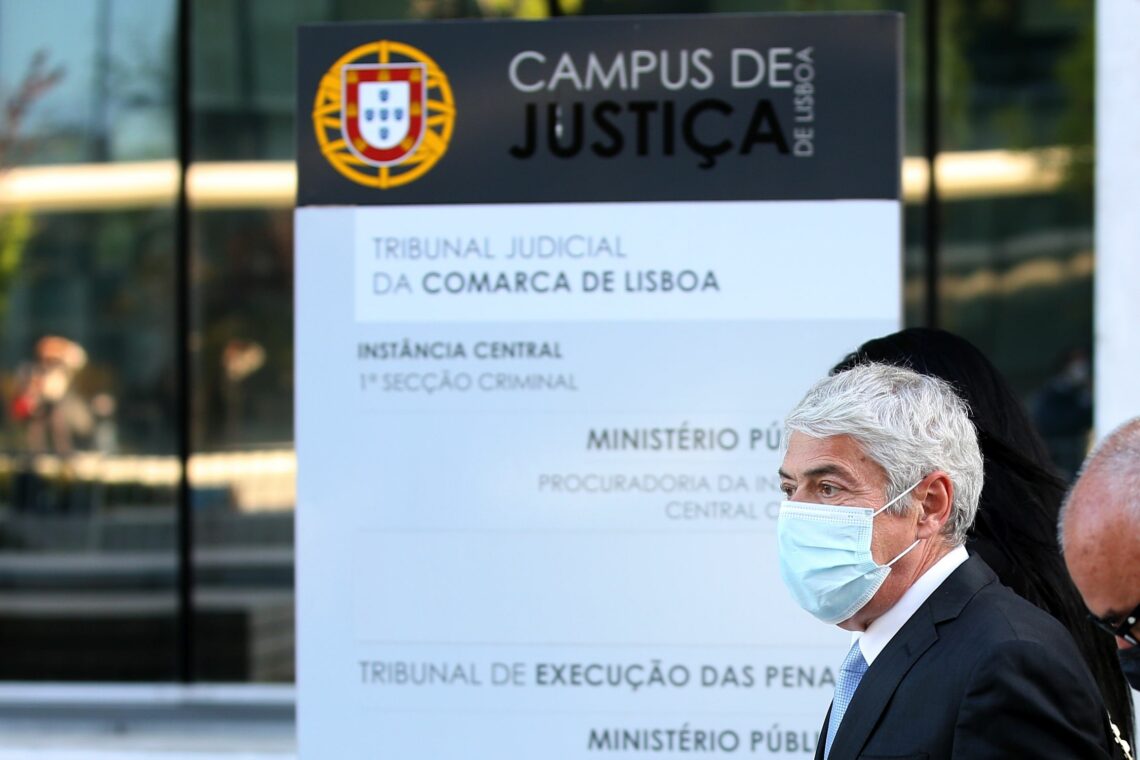 Former Portuguese Prime Minister Jose Socrates in front of a courthouse.