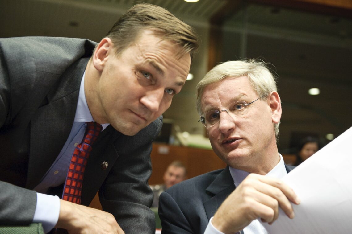 Polish Minister of Foreign Affairs Radoslaw Sikorski chats with Swedish Foreign Minister Carl Bildt during a General Affairs and External Relations Council in 2009
