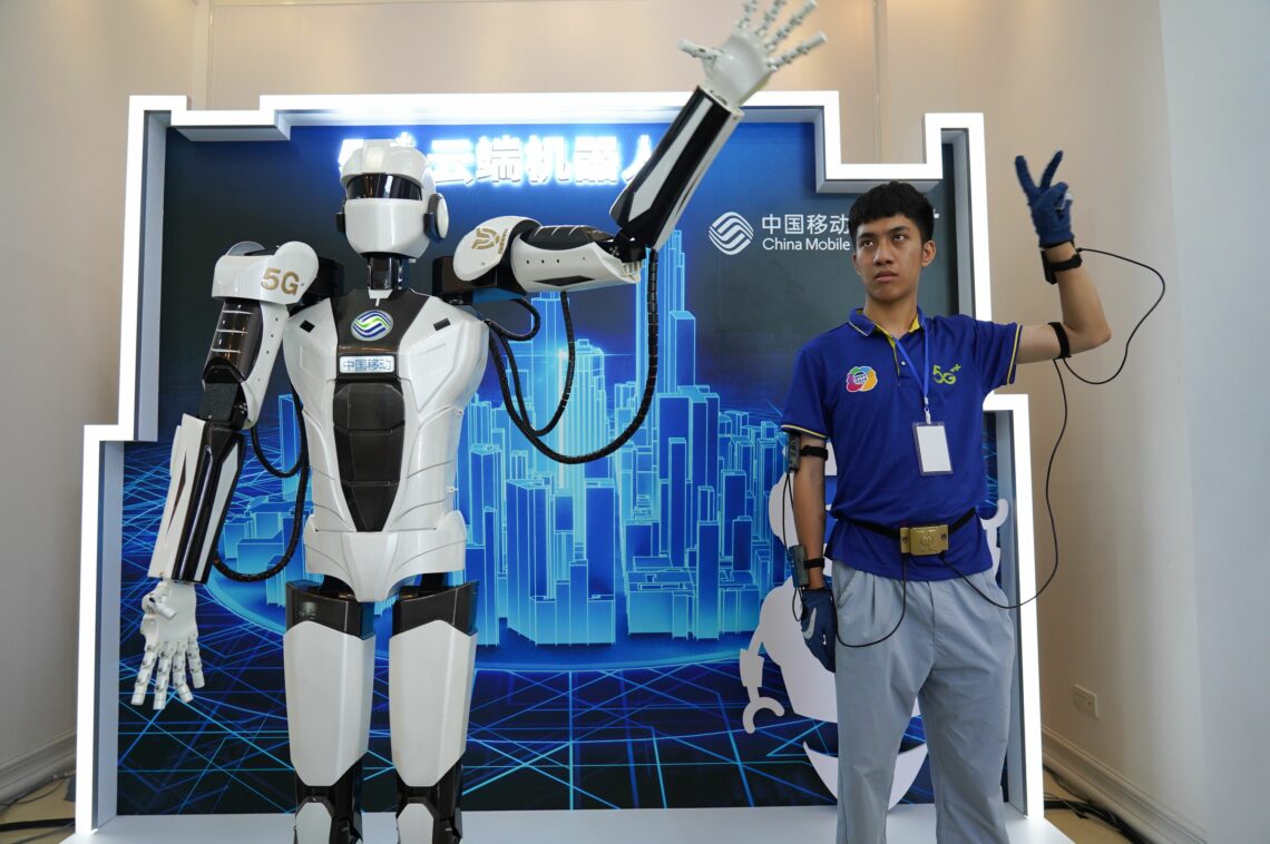 A man makes a humanoid robot wave using 5G