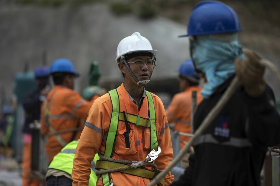 Chinese and Ecuadoran workers at a hydroelectric project in Ecuador