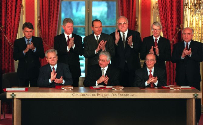 Western leaders and heads of Yugoslavia’s successor states sign Dayton peace agreement