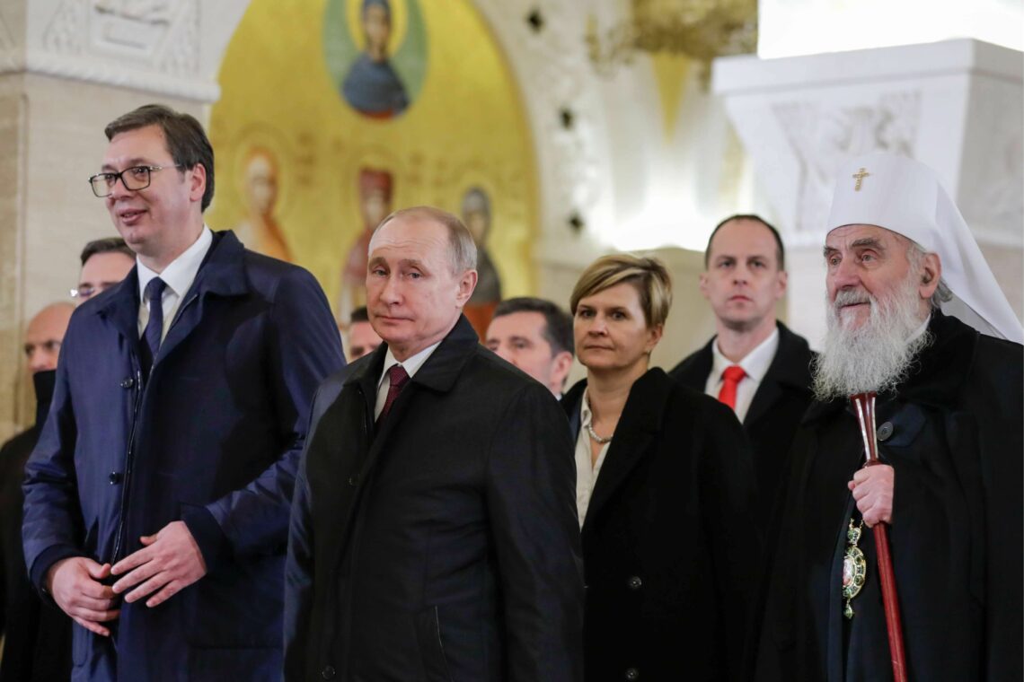 Aleksandar Vucic and Vladimir Putin in a church