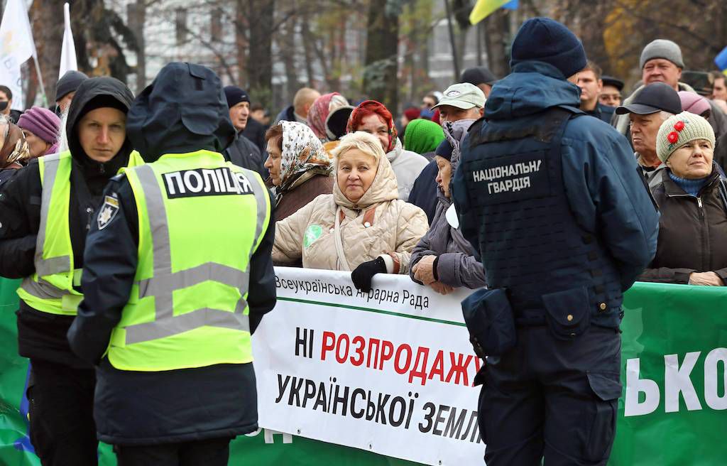 A picture showing protesters in Ukraine during the parliament’s debate on land sales liberalization
