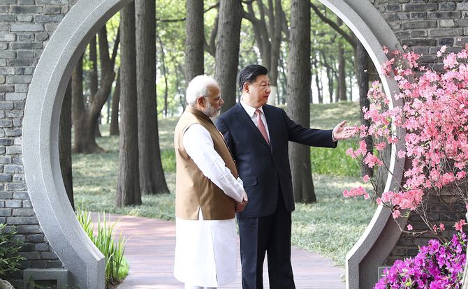 Chinese President Xi Jinping talks with Indian Prime Minister Narendra Modi in Wuhan