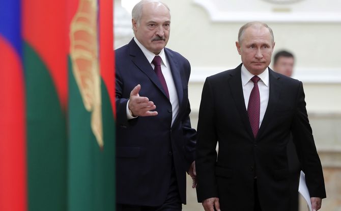 Belarusian President Lukashenko welcomes Russian leader Vladimir Putin in Minsk