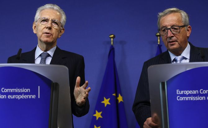 Mario Monti and European Commission President Jean-Claude Juncker at a press conference