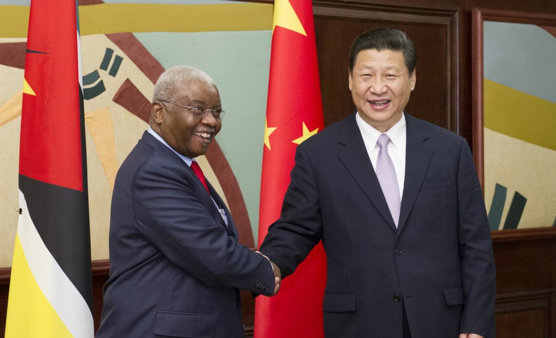 Former Mozambican president Armando Guebuza meeting with Chinese President Xi Jinping in South Africa, in 2013