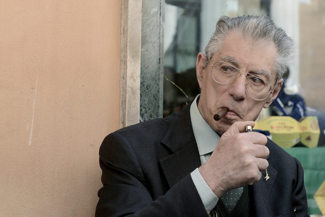 Umberto Bossi lights a cigar after a 2018 parliamentary meeting