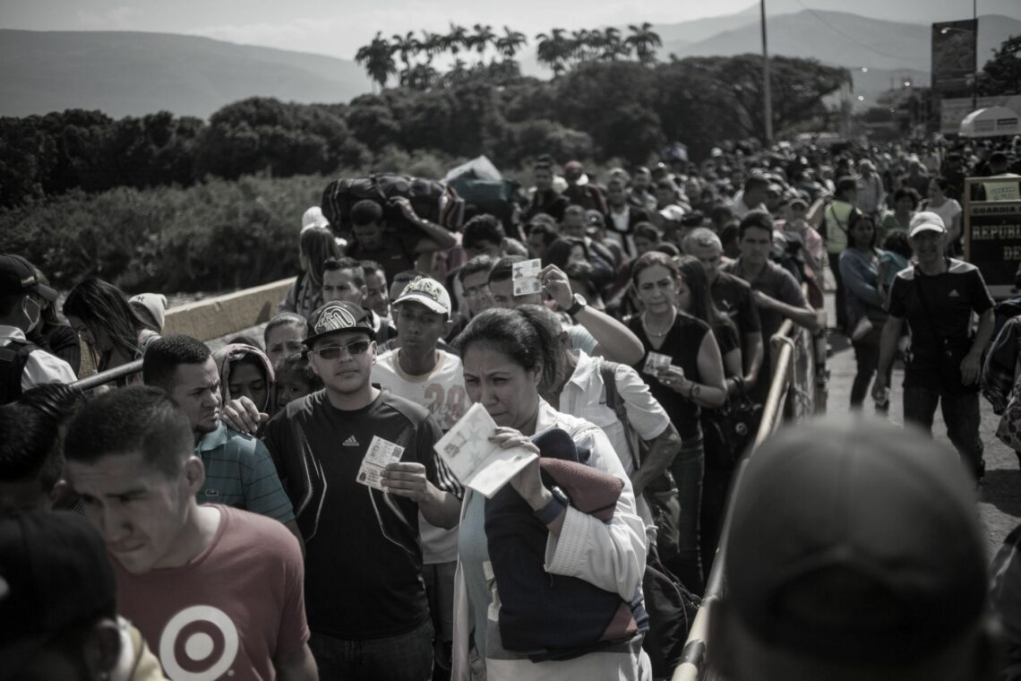 Thousands of Venezuelans trying to enter Colombia