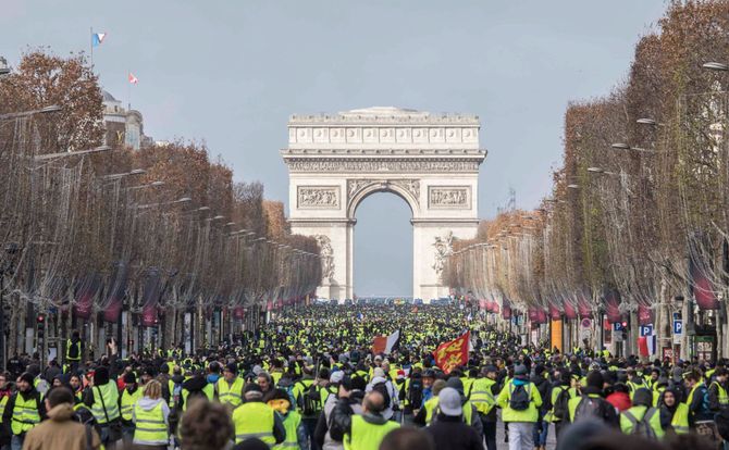 A Yellow Vest demonstration moves toward the Arc de Triomphe in Paris