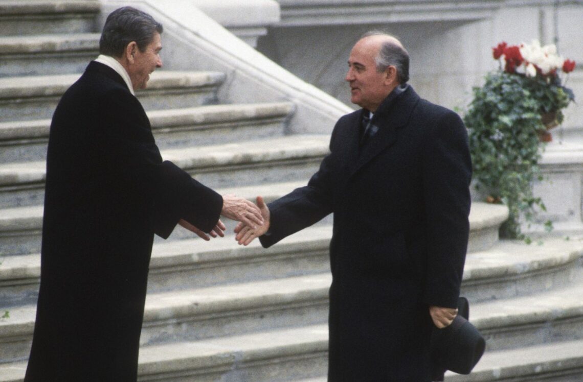 US President Ronald Reragan (L) and Michail Gorbachev, General Secretary of the Communist Party of the Soviet Union (CPSU), meet on November 19, 1985 in Geneva, Switzerland
