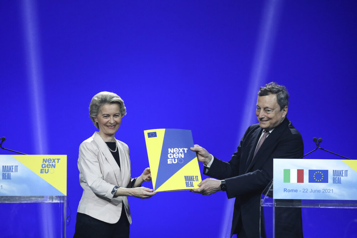 European Commission President Ursula von der Leyen with Italian Prime Minister Mario Draghi