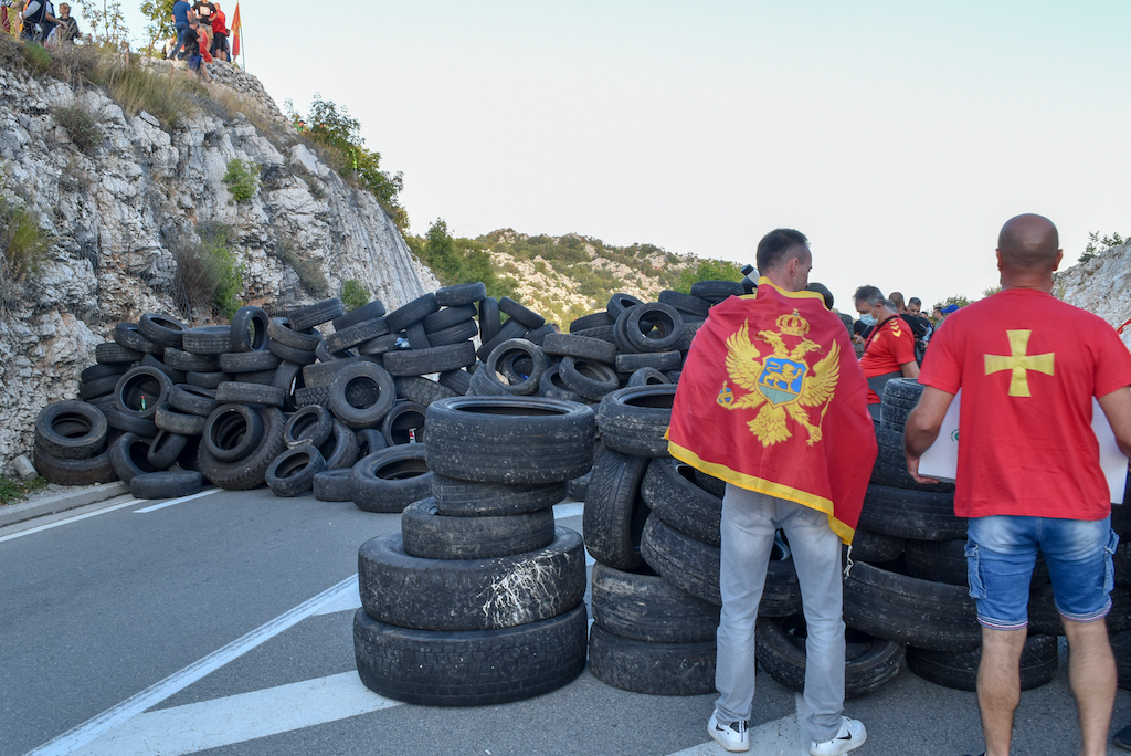 Protesters block the Cetinje-Podgorica road in Montenegro Serbs disband federation