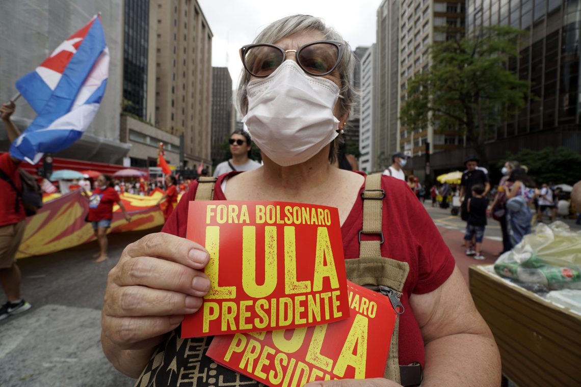 A Brazilian woman shows her support for former President da Silva (Bolsonaro Lula)