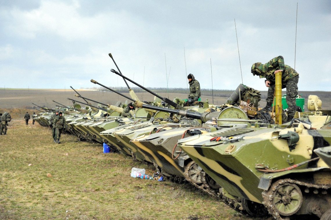 Ukrainian tanks at the border of Crimea global conflict