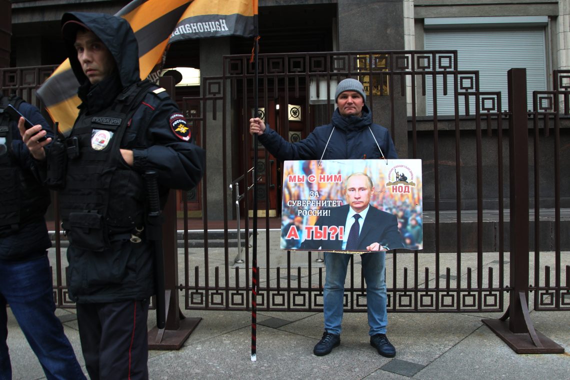 Demonstrator outside the Russian Duma