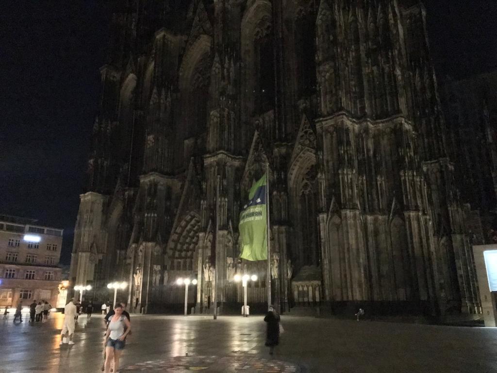 Energy-saving measures in Germany: Cologne Cathedral in darkness