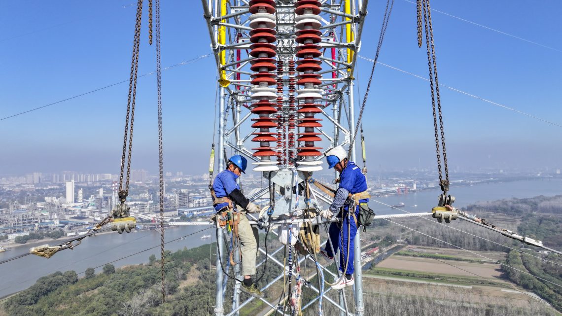 Assembly of a new electricity transmission line in China